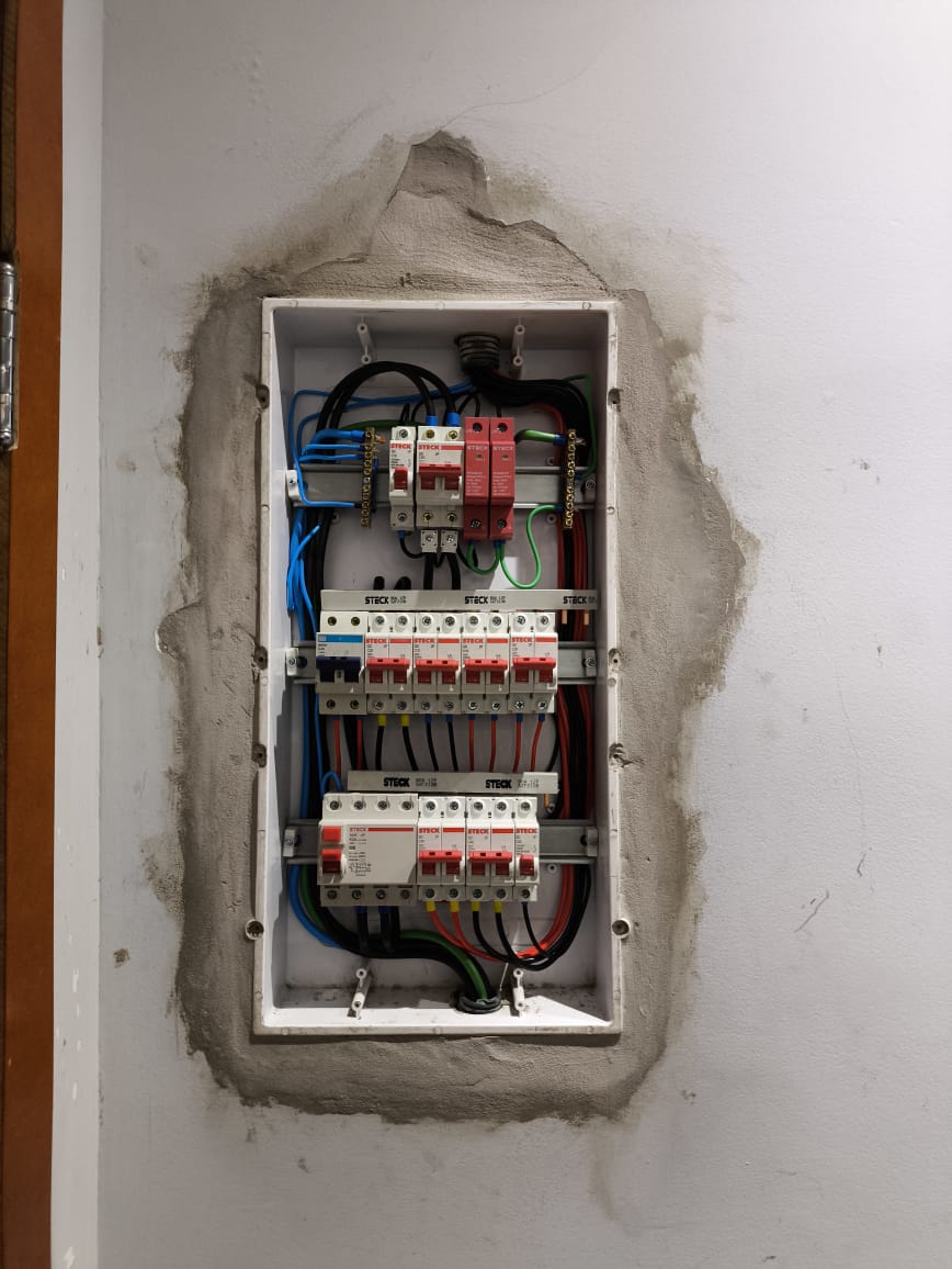 Quadro elétrico finalizado em parede