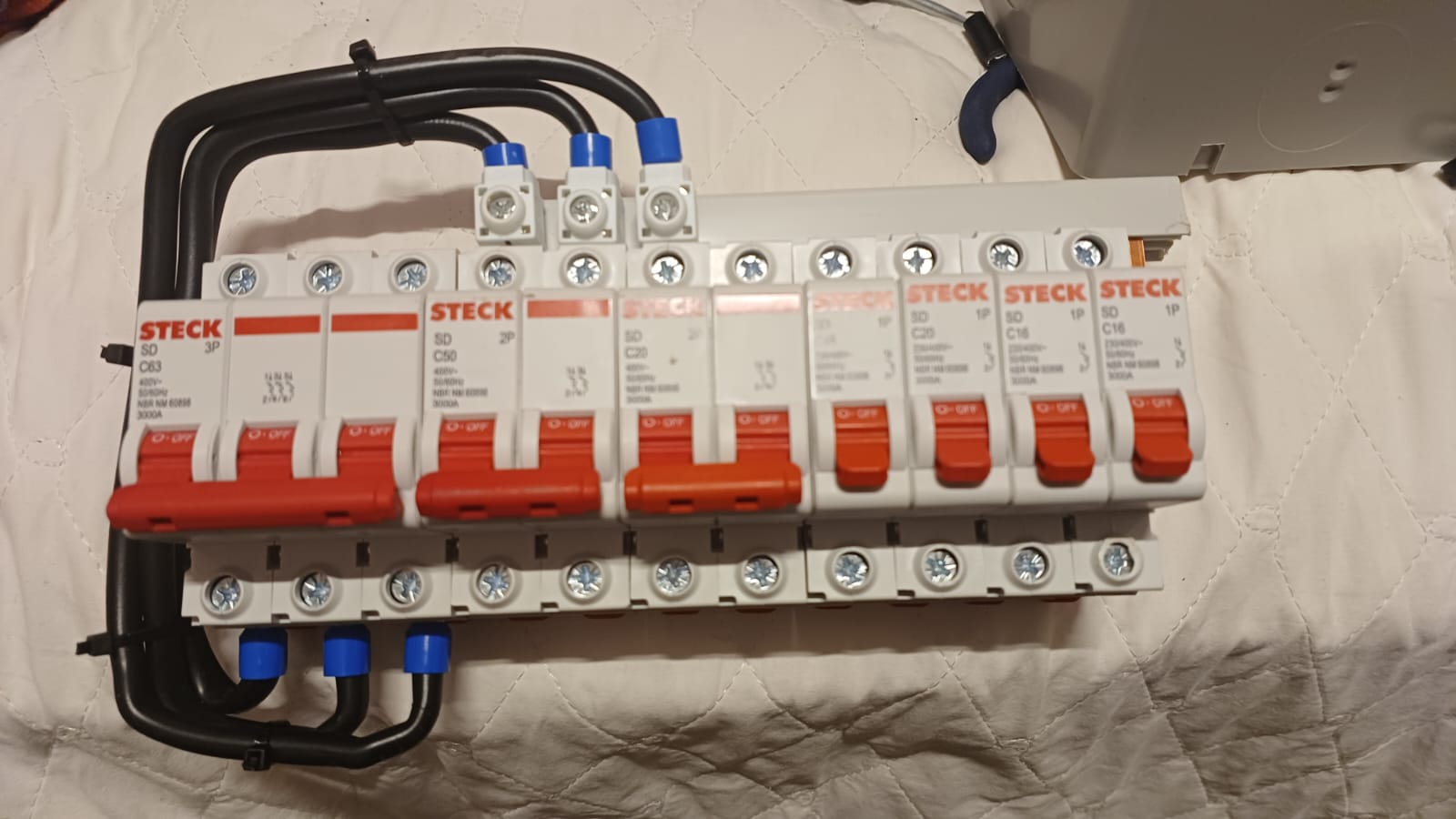 Painel elétrico industrial montado pela Elektron Positivo