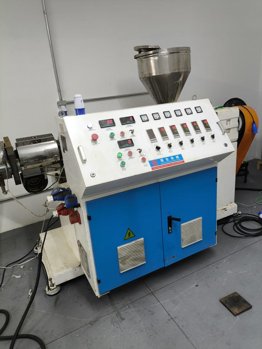 Máquina industrial com comando elétrico