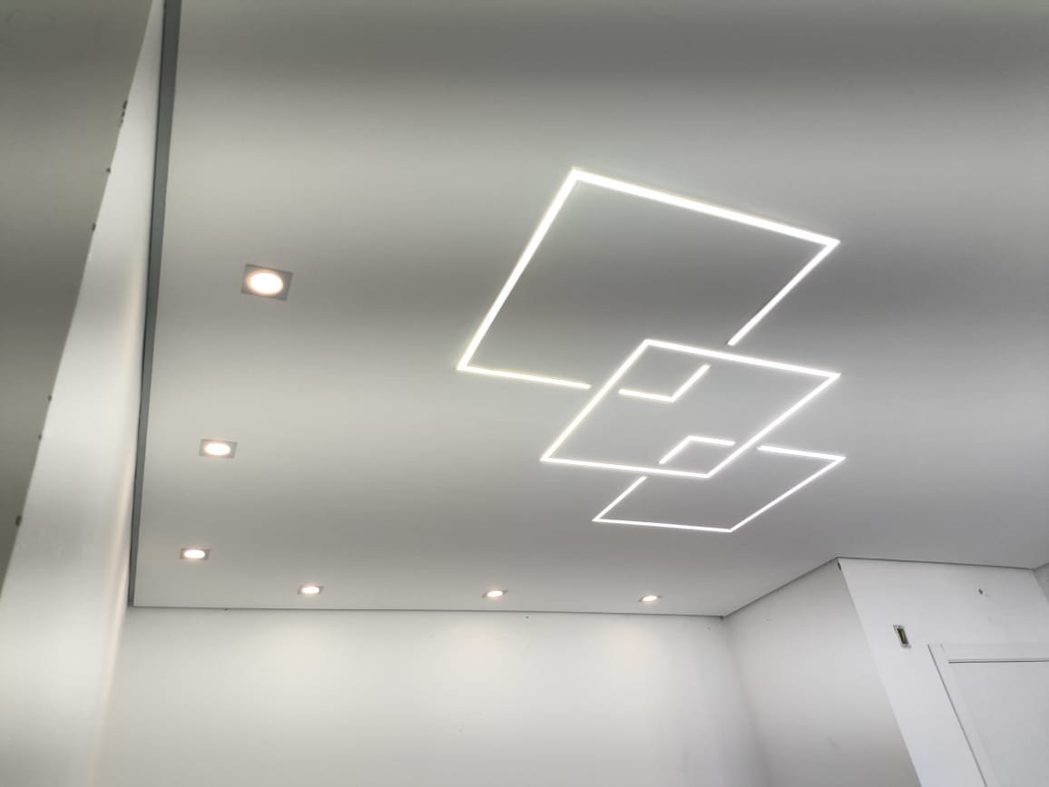 Design em perfil LED com spots embutidos