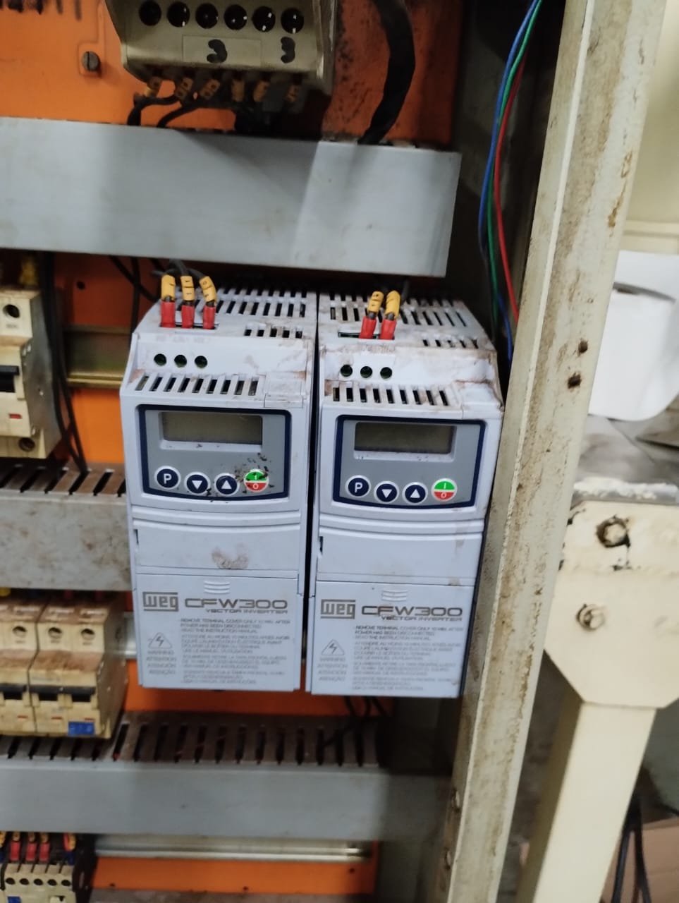 Inversores de frequência WEG CFW300 em painel industrial