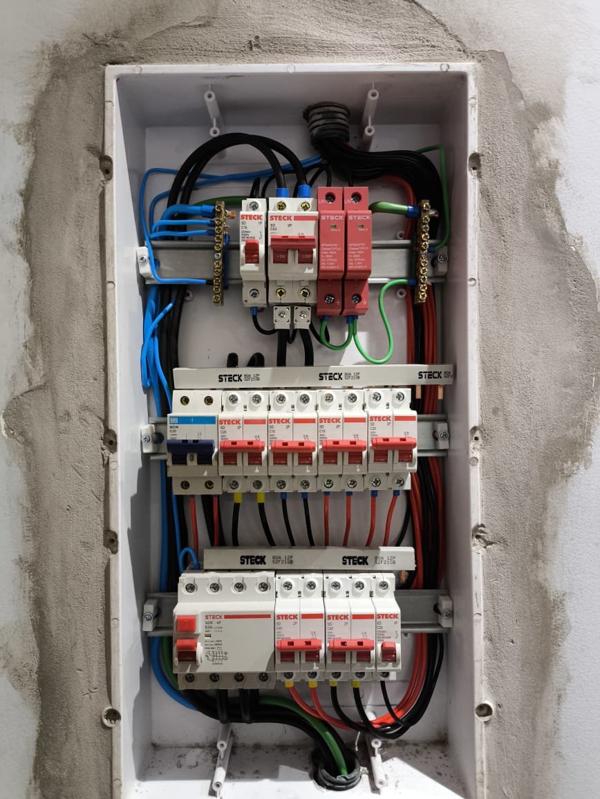 Painel elétrico industrial com DPS, disjuntores e DR