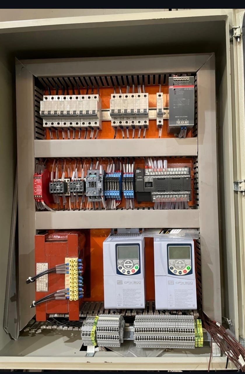Painel industrial com CLP e inversores WEG CFW500