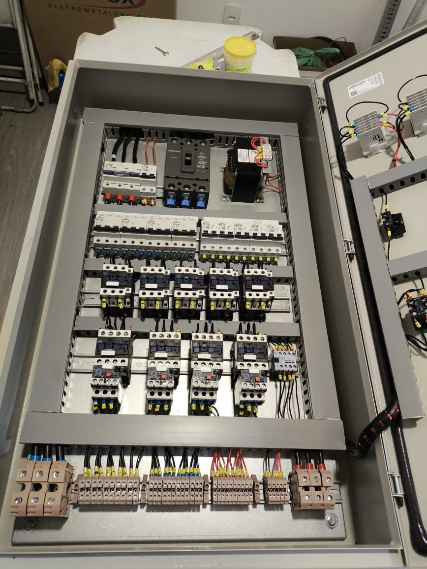 Manutenção elétrica industrial em painel de comando