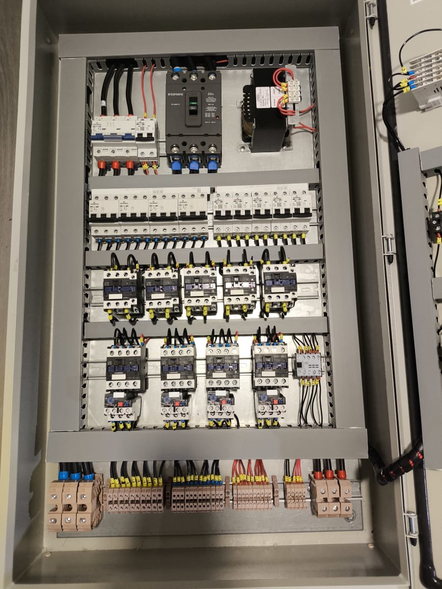 Serviço elétrico industrial em campo
